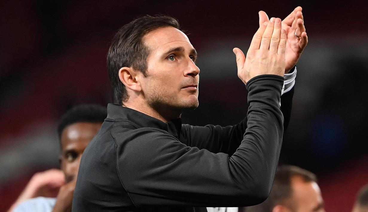 Pelatih Derby County, Frank Lampard, memberikan aplaus usai mengalahkan Manchester United pada Piala Liga Inggris di Stadion Old Trafford, Rabu (26/9/2018). Manchester United takluk adu penalti 9-10 (2-2) dari Derby County. (AFP/Paul Ellis)