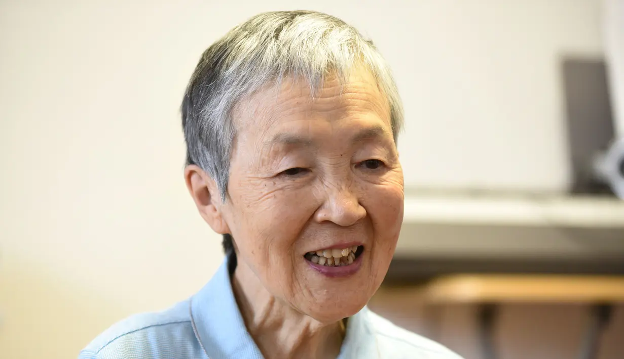 Masako Wakamiya melakukan wawancara di rumahnya daerah Fujisawa, Prefektur Kanagawa, Jepang, 13 Juli 2017. Wakamiya yang merupakan mantan bankir di sebuah bank besar di Jepang itu belajar menggunakan komputer saat berusia 60 tahun. (Kazuhiro NOGI/AFP)