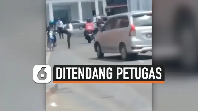 VIDEO: Hindari Razia, Pengendara Motor ditendang Petugas