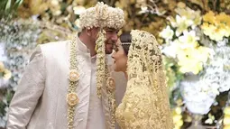 Ahmad Assegaf berpose dengan mencium selebgram Tasya Farasya usai prosesi akad nikah. Pernikahan keduanya dilangsungkan pada hari Sabtu, 17 Februari 2018. (Instagram/tasyafarasya)