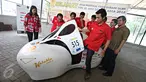 Tim Sadewa melakukan touch up pada mobil Kalabia Evo 5 di Fakultas Teknik UI, Depok, (19/5). Mobil hemat bahan bakar itu akan mengikuti Shell Eco-Marathon Drivers World Championship khusus kategori UrbanConcept di London. (Liputan6.com/Immanuel Antonius)