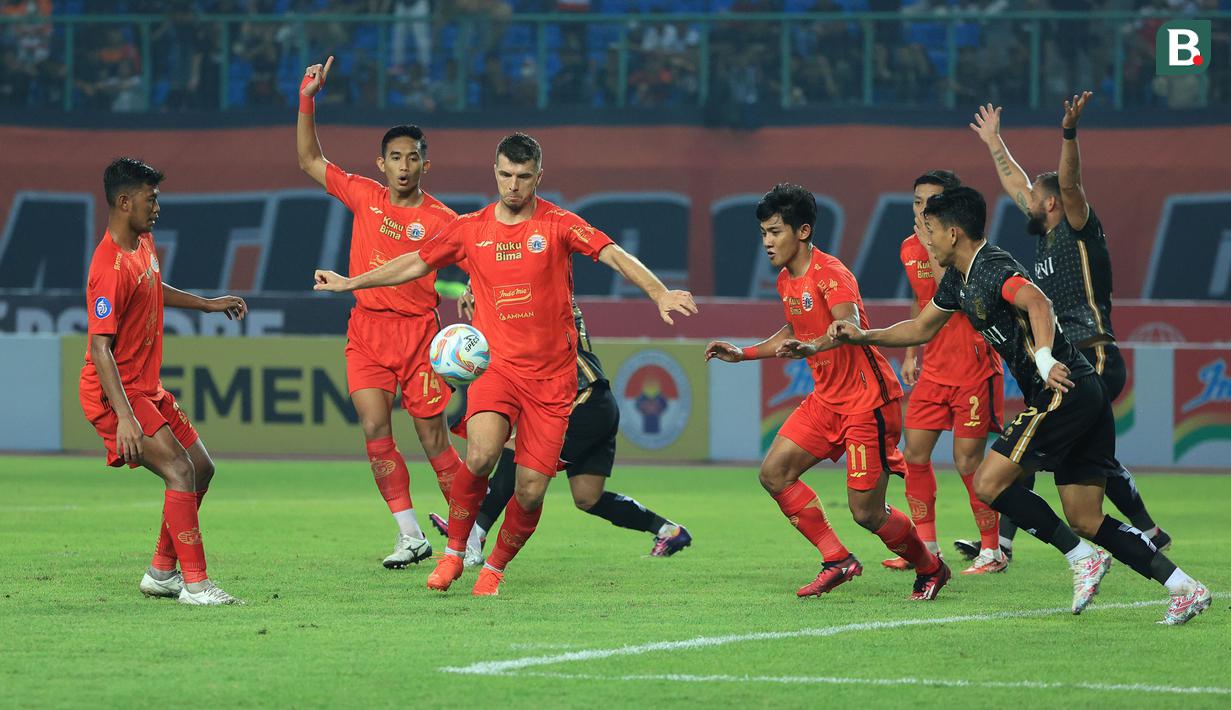 <p>Pemain Persija Jakarta, Ondrej Kudela (tengah) berusaha melepaskan tendangan ke gawang Bhayangkara Presisi pada laga pekan ketiga BRI Liga 1 2023/2024 di Stadion Patriot Candrabhaga, Bekasi, Minggu (16/7/2023). Persija menang dengan skor 4-1. (Bola.com/M Iqbal Ichsan)</p>