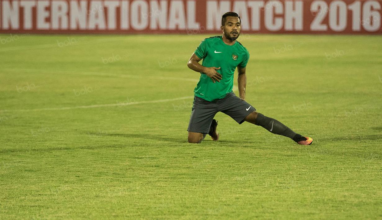 Penyerang sayap timnas Indonesia, Zulham Zamrun, melakukan pemanasan saat akan latihan jelang laga ujicoba melawan Malaysia. (Bola.com/Vitalis Yogi Trisna)