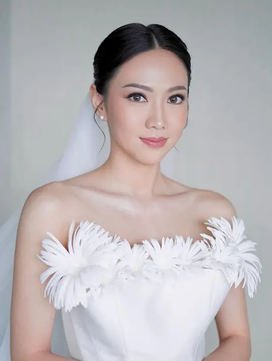 Shanju eks JKT48 juga baru saja resmi menikah dengan Jonatan Christie. Penampilan Shanju di hari bahagianya tak kalah menawan, flawless dan glowing karya Tirza Vania. [Foto: Instagram/tirzavania]