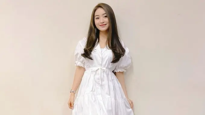 FOTO: Gaya Natasha Wilona Pakai Simple Dress, Tampil Menawan