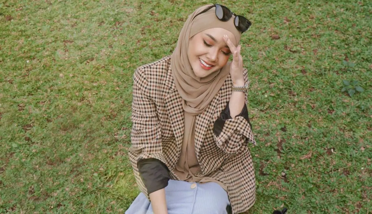 Perubahan penampilan Cita Citata ini pun menyusul kabar hubungan asmara yang terjalin dengan Didi Mahardika. Bahkan, tak sedikit pula netizen yang memuji penampilan barunya. (Liputan6.com/IG/@cita_citata)