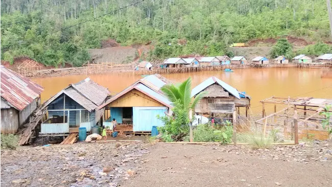 Rumah tinggal mantan manusia perahu yang berada di pinggiran teluk Morombo. (Liputan6.com/Ahmad Akbar Fua)