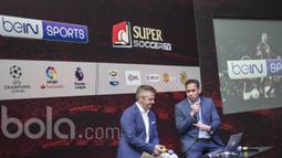 Direktur Pengembangan Bisnis Super Soccer TV, Mirwan Suwarso, bersama Managing Director BeIN Sports Asia Pasific, Mike Kerr (kiri), memberikan keterangan pers terkait kerjasama di Foundry 8, Jakarta, Kamis (2/3/2017). (Bola.com/Vitalis Yogi Trisna)