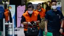 Ketua DPRD Muara Enim, Aries HB (depan) dan Plt Kepala Dinas PUPR Muara Enim, Ramlan Suryadi menuju ruang konferensi pers di Gedung KPK, Jakarta, Senin (27/4/2020). Aries HB dan Ramlan Suryadi adalah tersangka suap proyek di Dinas PUPR Kabupaten Muara Enim tahun 2019. (merdeka.com/Dwi Narwoko)