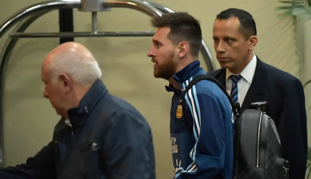 Penyerang Argentina, Lionel Messi berjalan setibanya di sebuah hotel di Guayaquil, Ekuador (8/10). Bintang Argentina Lionel Messi akan jadi andalan utama dalam menjalankan misi lolos ke Piala Dunia 2018. (AFP Photo/Rodrigo Beundia)