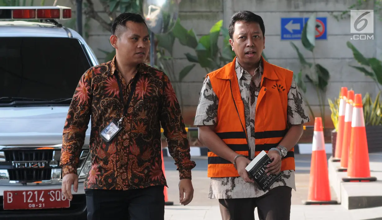 Anggota DPR RI nonaktif Muhammad Romahurmuziy (kanan) tiba di Gedung KPK, Jakarta, Rabu (24/7/2019). Romy diperiksa sebagai tersangka terkait dugaan menerima suap dalam jual beli jabatan di Kemenag Jawa Timur. (merdeka.com/Dwi Narwoko)
