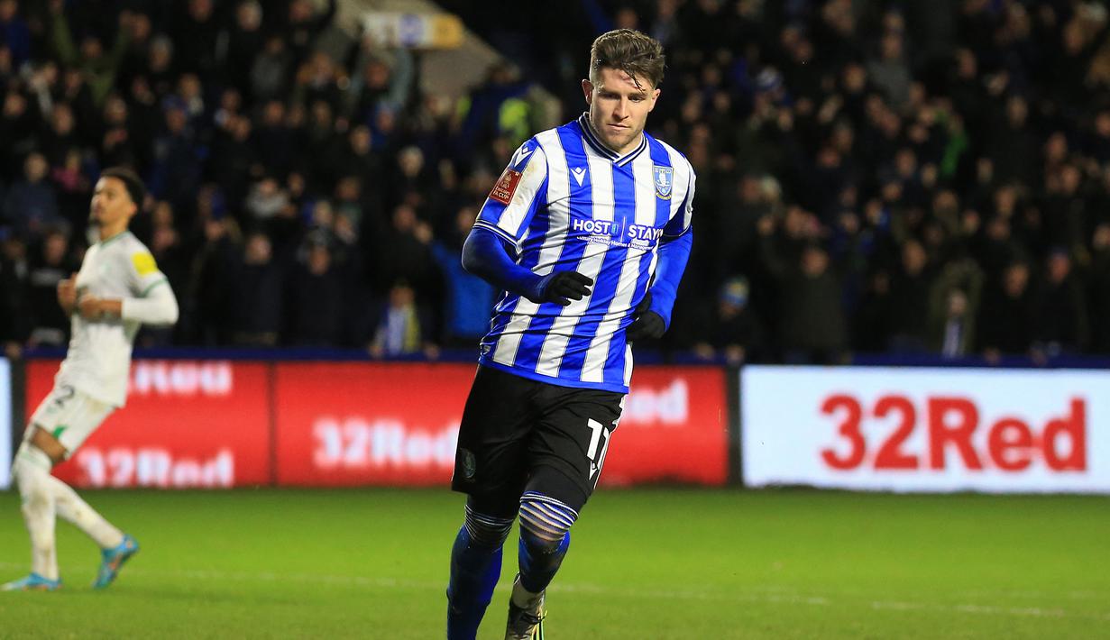Hanya berselang tiga belas menit, Sheffield Wednesday berhasil menggandakan keunggulan menjadi 2-0 lagi-lagi melalui gol yang dicetak John Windass. (AFP/Lindsey Parnaby)