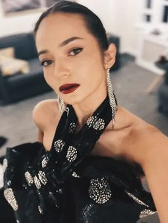 Pakaian berkilau dengan kombinasi sequin atau payet  seperti sweater dengan kancing berhias, jeans dengan berlian, dan detail sparkling lain akan jadi tren yang besar di tahun 2023. [@enzystoria]