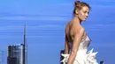 Model berpose di atas catwalk mengenakan busana kreasi desainer Guo Xuang dan Maitre Chocolatier Francesco Elmi saat pameran cokelat internasional "Salon du Chocolat" di Milan, Italia, Jumat (12/2/2016). (REUTERS/ Stefano Rellandini)