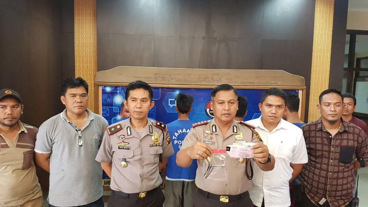 Kapolresta Palembang menunjukkan barang bukti curanmor yang dilakukan mahasiswa Palembang (Liputan6.com/Nefri Inge)