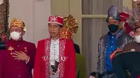 Presiden Jokowi memimpin upacara HUT RI ke-77 dengan pakaian adat Sulawesi Tenggara bernuansa merah putih (Tangkapan layar YouTube Sekretariat Presiden)