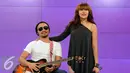 Cinta Penelope (kanan) bersama Putra Myface bersiap menyanyikan salah satu lagu terbarunya di SCTV Tower, Jakarta, Rabu (10/8). Putra Myface merupakan produser film 3 Pilihan Hidup yang juga dibintangi Cinta. (Liputan6.com/Helmi Fithriansyah)