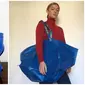 Tote bag biru keluaran Balenciaga yang disebut mirip dengan tas belanja IKEA. (dok. Instagram @ne_ung/https://www.instagram.com/p/BXlBBmDFxoX/ @rafinaschmid/https://www.instagram.com/p/BV_bW8HFGZ8/)