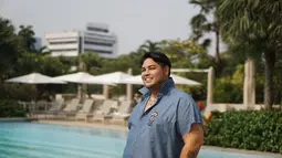 Tak hanya berenang, Ivan Gunawan juga senang menikmati suasana di kolam renang. Dengan gaya pakaian kemeja casual warna biru, Ivan terlihat begitu ceria. Penampilannya yang modis memang sangat pas untuk seorang yang menggeluti dunia fashion. (Liputan6.com/IG/@ivan_gunawan)