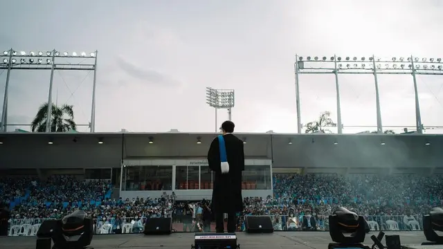7 Momen Artis Thailand Win Metawin Rayakan Wisuda dengan Fans, Jadi Sorotan