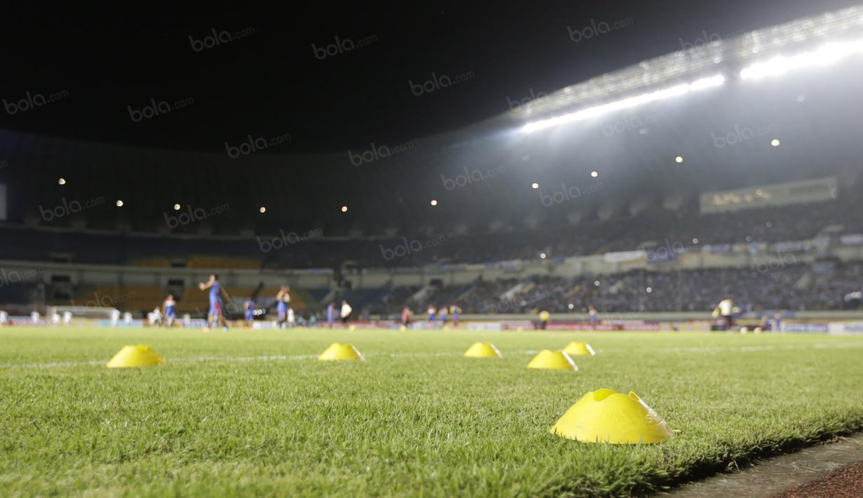 Stadion GBLA didesain dengan standar internasional, rumput yang digunakan pun adalah jenis Zoysia Matrella (Linn) Merr yakni rumput kelas satu standar FIFA. (Bola.com/Nicklas Hanoatubun)