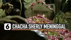 Mantan personel Trio Macan Chacha Sherly meninggal dunia usai terlibat kecelakaan di jalan Tol Semarang-Solo. Jenazahnya tiba di rumah duka Selasa (5/11) malam