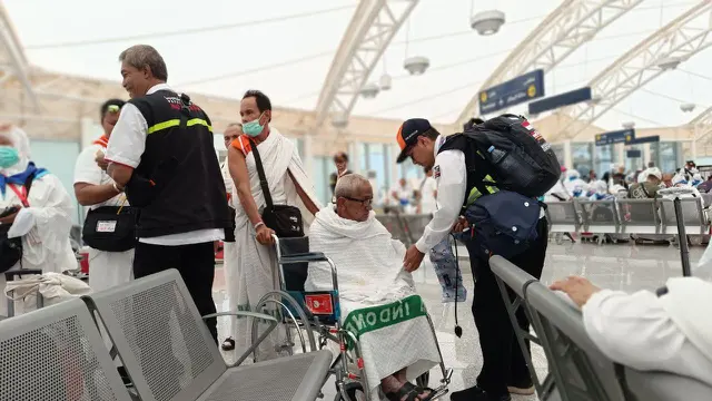 Jemaah haji kuota tambahan sudah tiba di Bandara AMAA Madinah, Kamis (15/6/2023). BPN-21 menjadi kloter perdana kuota tambahan yang tiba di Tanah Suci. (FOTO: MCH PPIH ARAB SAUDI 2023)