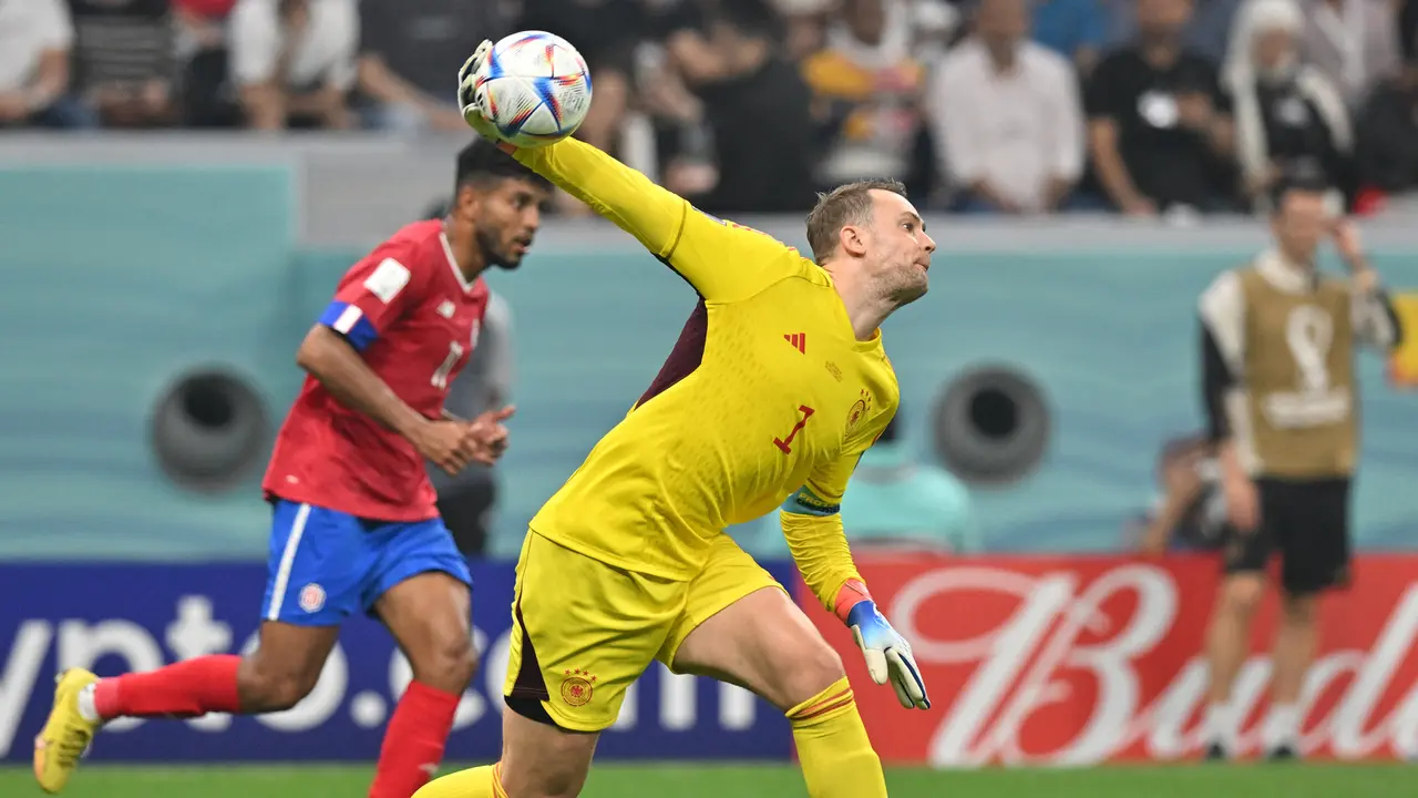 Foto: Tua-tua Keladi, Meski Berusia Senja 5 Kiper Berikut Masih Dipercaya Jadi Kiper Utama Bersama Timnas