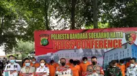 Komplotan pemalsu surat keterangan bebas Covid-19, ditangkap anggota Polresta Bandara Internasional Soekarno Hatta (Soetta). Mereka merupakan satu jaringan dengan komplotan yang sudah diamankan Polda Metro Jaya.