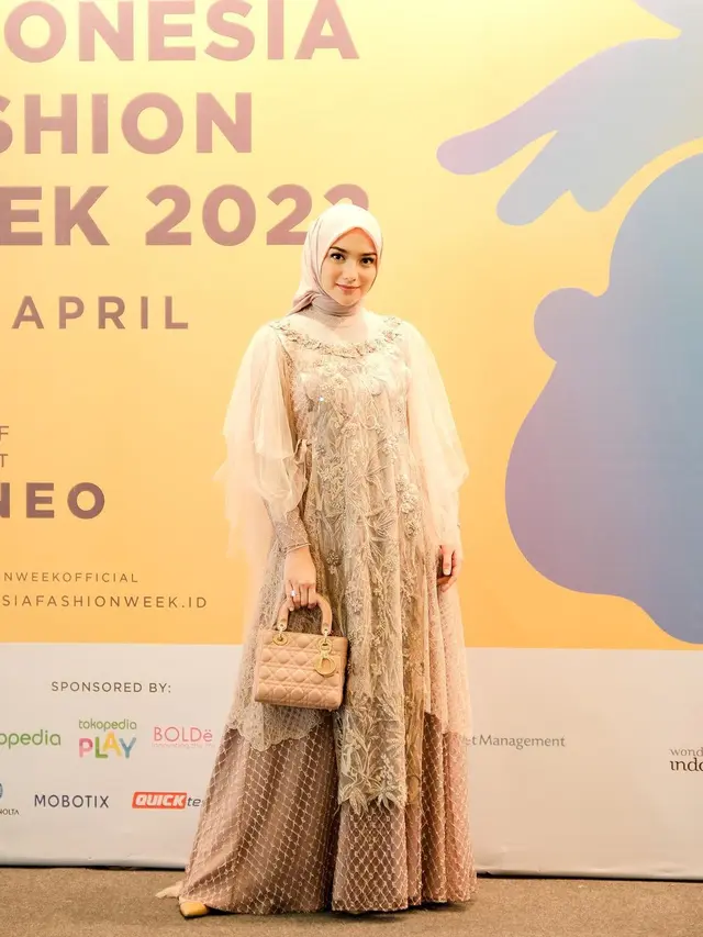6 Potret Citra Kirana saat Tampil di Indonesia Fashion Week 2022, Menawan