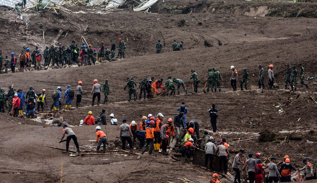 Untuk diketahui, longsor yang terjadi pada Sabtu (24/1/2026) sekitar pukul 03.00 WIB dini hari menimbun sekitar 30 rumah warga. Tampak dalam foto, tim penyelamat mengevakuasi jenazah korban tanah longsor di Desa Pasirlangu, Kecamatan Cisarua, Kabupaten Bandung Barat, Jawa Barat pada Minggu 25 Januari 2026. (Timur Matahari/AFP)