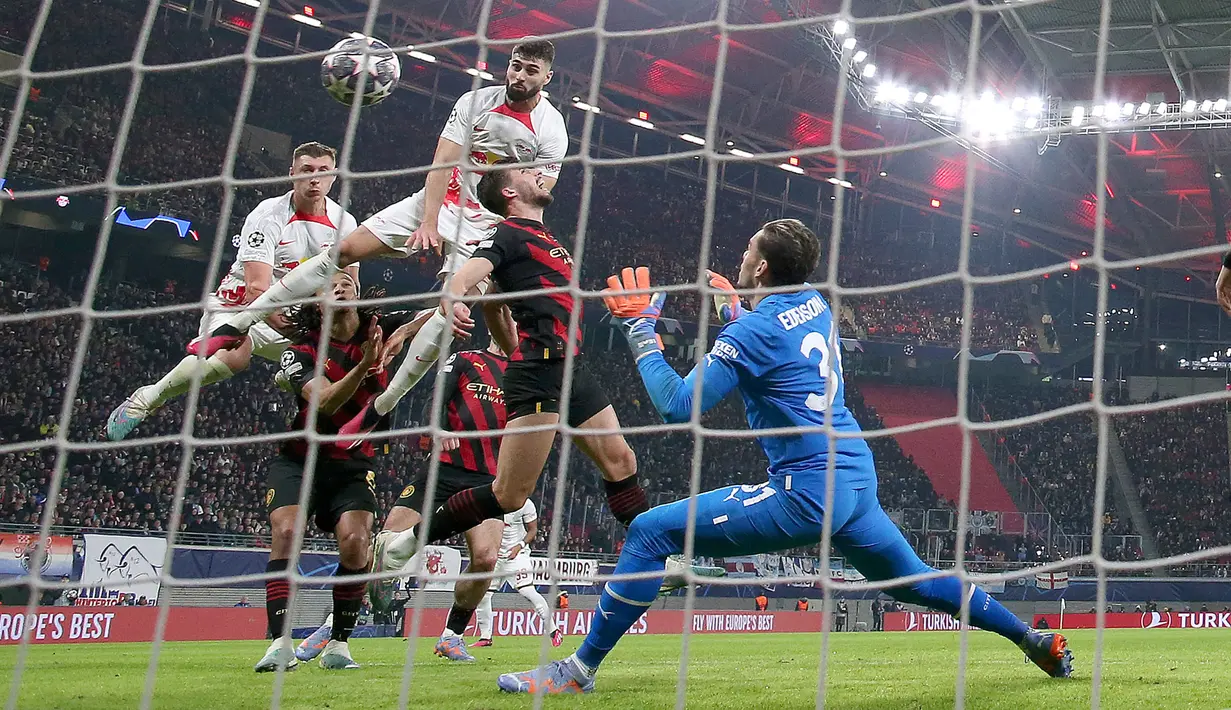 Bek RB Leipzig, Josko Gvardiol (tengah) berhasil menjebol gawang Manchester City dalam pertandingan leg pertama babak 16 besar Liga Champions 2022/2023 antara RB Leipzig melawan Manchester City yang berlangsung di Red Bull Arena, Kamis (23/2/2023). (AFP/Odd Andersen)