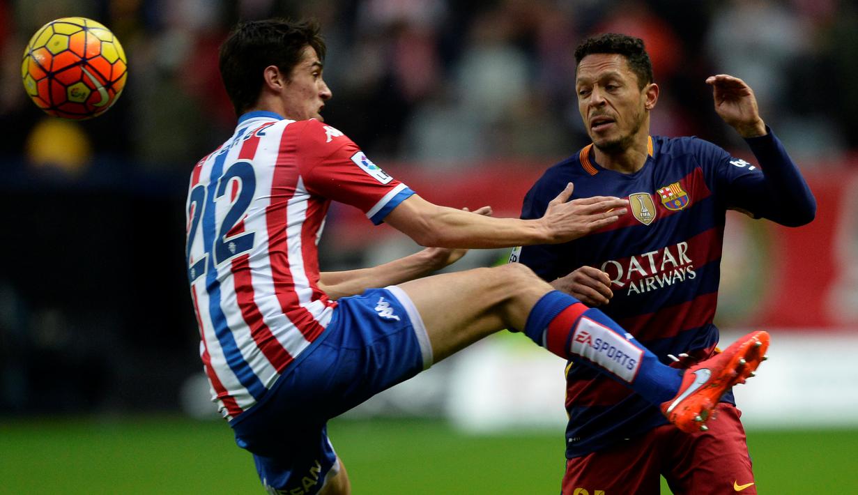 Pemain Barcelona, Adriano, berduel dengan pemain Sporting Gijon, Pablo Perez Rodriguez, dalam lanjutan La Liga di Stadion El Municipal Molinon, Gijon, Kamis (18/2/2/2016) dini hari WIB. (AFP/Miguel Riopa)