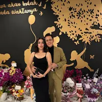 Ussy Sulistiawaty baru saja mengunggah beberapa potret dirinya bersama sang suami, Andhika Pratama, menikmati makan malam berdua. [Foto: Instagram/ussypratama]