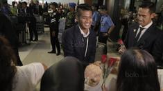 Bek Indonesia, I Putu Gede, saat tiba di Bandara Soekarno-Hatta, Tangerang, Rabu, (30/8/2017). Pemain Indonesia disambut para fans sepulangnya dari SEA Games di Malaysia. (Bola.com/M Iqbal Ichsan)