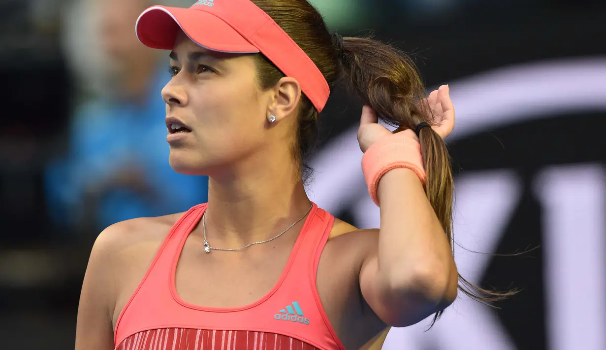 Ana Ivanovic terlihat cantik dengan membelai rambutnya, Ana tampil pada Australia Open 2016 di Melbourne Park, Australia, Kamis (23/01/2016). (AFP/Saeed Khan)