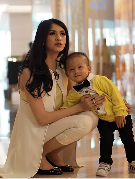 Apalagi pasangan ini memiliki anak yang masih kecil dan butuh pengawasan ektra. Sementara, pasangan ini masih disibukkan dengan pekerjaan masing-maing, jadi tidak bisa terus mengawasi buah hatinya, Alfizqy Ataris Svarga Nugroho. (Instagram/donitabhubiy)