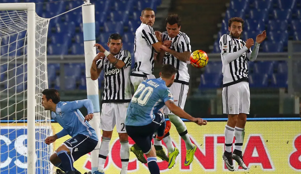 Pemain Lazio,  Lucas Biglia  melakukan tembakan bebas saat dihadang para pemain Juventus pada lanjutan Liga Italia Serie A di Stadion Olimpico, Sabtu (5/12/2015) dini hari WIB. (REUTERS/Tony Gentile)