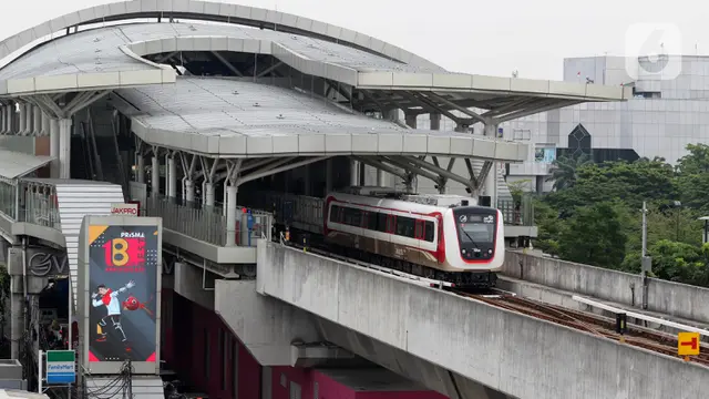 Foto udara kereta Light Rail Transit (LRT) saat melintas di kawasan Rawamangun, Jakarta, Selasa (1/11/2022).