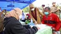 Bupati Banyuwangi Ipuk Fiestiandani meluncurkan Bulan Imunisasi Anak Nasional (BIAN) 2022 di Dusun Gunung Raung, Desa Kajarharjo, Kalibaru Kulon.