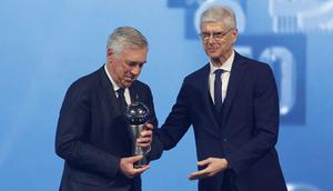 Kepala Pengembangan Sepak Bola Global FIFA sekaligus mantan pelatih, Arsene Wenger (kanan) memberikan penghargaan pelatih terbaik FIFA 2024 kepada pelatih Real Madrid, Carlo Ancelotti dalam acara FIFA Awards 2024 yang berlangsung di Doha, Qatar, Selasa (18/12/2024) waktu setempat. (AFP/Karim Jaafar)
