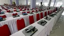 Teknisi menginstal laptop untuk tes calon pegawai negeri sipil (CPNS) di GOR Kelapa Gading, Jakarta Utara, Jumat (26/10). Tempat ini akan menjadi lokasi tes CPNS yang akan dilangsungkan pada Sabtu, 26 Oktober 2018. (Liputan6.com/JohanTallo)