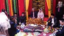 Putri Presiden Joko Widodo, Kahiyang Ayu dan Muhammad Bobby Afif Nasution saat prosesi pemberian upah-upah sebagai tanda sayang sudah diterima menjadi Boru Siregar di rumah paman Bobby di Medan, Selasa (21/11). (Liputan6.com/Pool/Media Center)