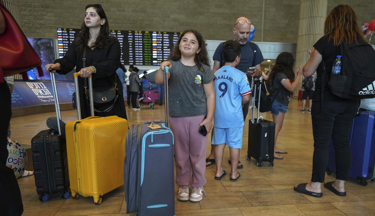 Data pelacakan dari FlightRadar24.com menunjukkan Air Seychelles Airbus A320, dengan nomor penerbangan HM22, dialihkan ke Jeddah pada Senin malam saat berada di atas Laut Merah. (AP Photo/Tsafrir Abayov)
