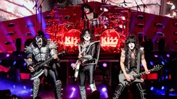 Penampilan band heavy metal KISS dalam tur dunia bertajuk 'End of the Road' di Riverbend Music Center, Cincinnati, Ohio, Amerika Serikat, Kamis (29/8/2019). KISS menggebrak panggung Riverbend Music Center dalam tur perpisahan band tersebut. (Photo by Amy Harris/Invision/AP)