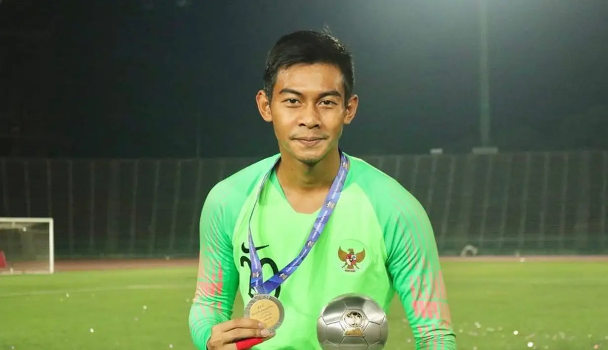Prestasi Satria Tama bersama Timnas Indonesia cukup gemilang. Ya, ia pernah membawa Timnas U23 menjadi juara AFF 2019 di Kamboja. Ia dengan apik mengawal gawang Garuda Muda hingga menjadi juara di ajang Asia Tenggara tersebut. (Liputan6.com/IG/@satriatama23)