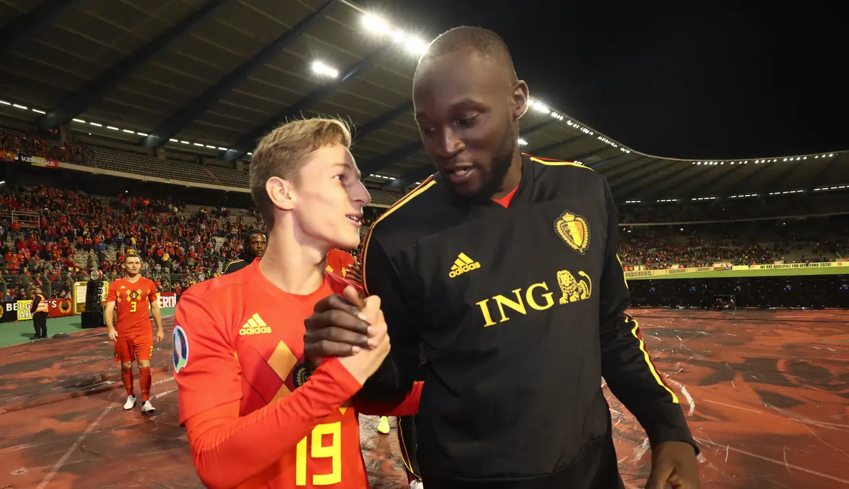 Pemain Belgia Yari Verschaeren (kiri) dan Romelu Lukaku merayakan kemenangan setelah pertandingan melawan San Marino pada Grup I Kualifikasi Piala Eropa 2020 di Stade Roi Baudouin, Brussels (10/10/2019). Lukaku mencetak dua gol sedangkan Yari Verschaeren satu gol. (AFP Photo/Virginie Lefour)