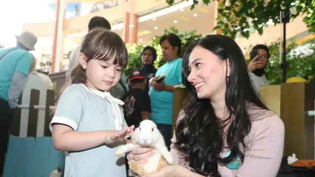 Asmirandah dan anaknya (Istimewa)