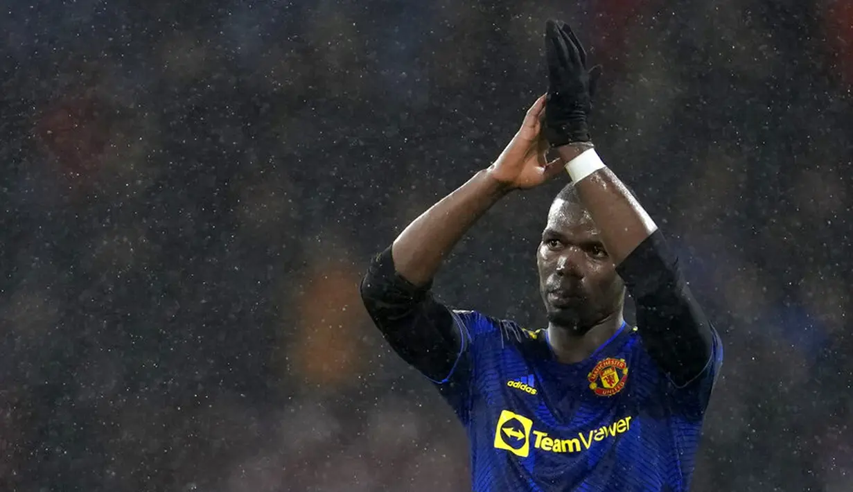 Pemain Manchester United Paul Pogba memberikan tepuk tangan kepada para penggemar usai melawan Burnley pada pertandingan sepak bola Liga Inggris di Turf Moor, Burnley, Inggris, 8 Februari 2022. Pertandingan berakhir imbang 1-1. (AP Photo/Jon Super)