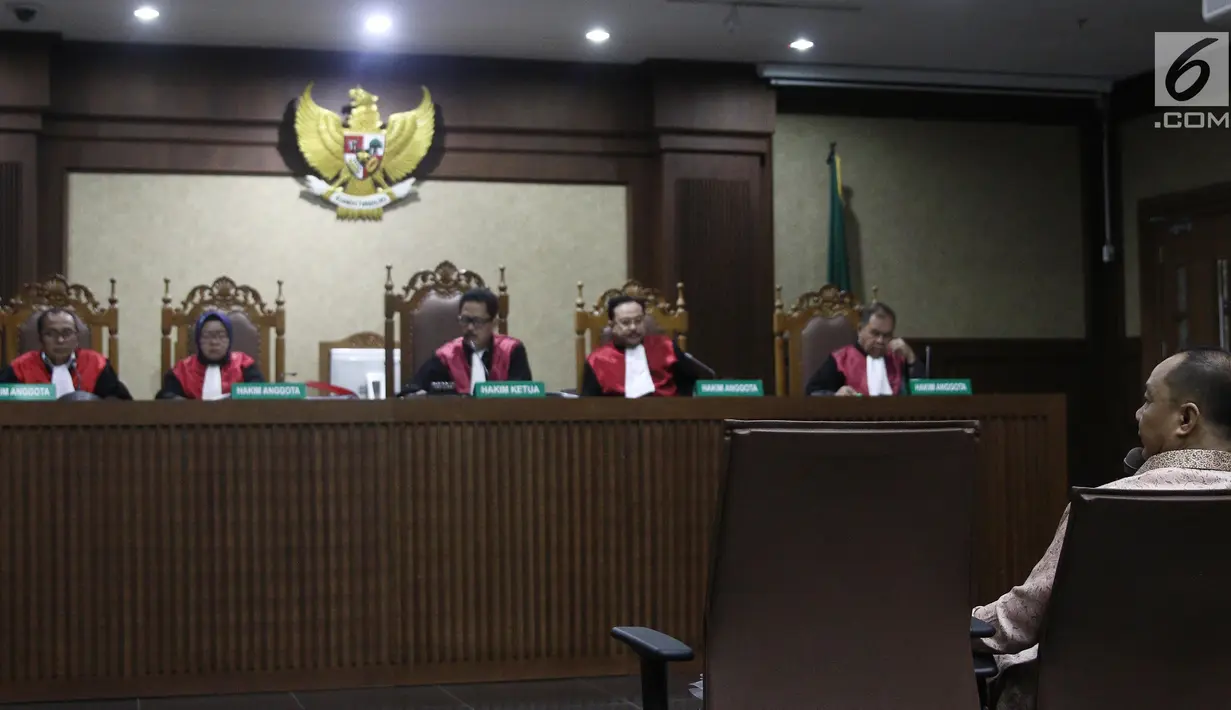 Terdakwa kasus penerbitan Surat Keterangan Lunas (SKL) BLBI Syafruddin Arsyad Temenggung saat menjalani sidang lanjutan di Pengadilan Tipikor Jakarta, Kamis (23/8).(Liputan6.com/Herman Zakharia)